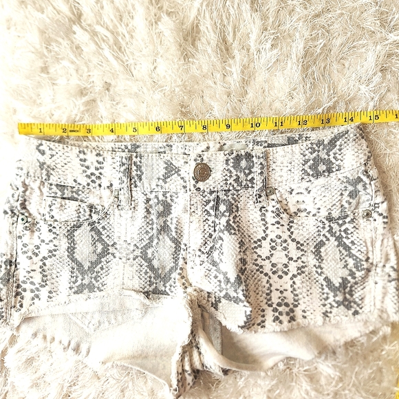 SEVEN7 Snakeskin Low-rise Denim Shorts, Size 26 - Picture 8 of 9